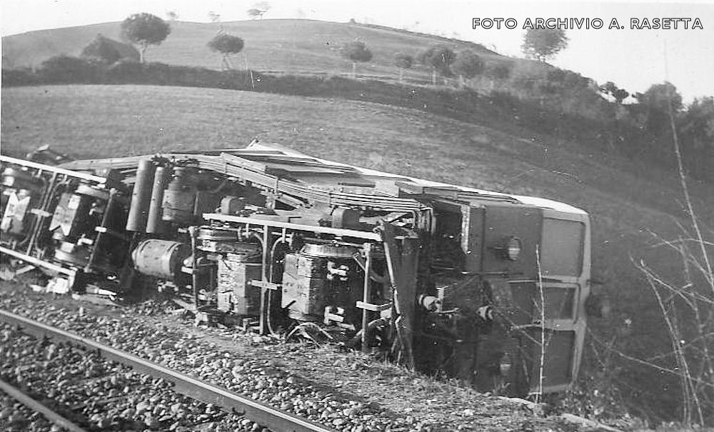 Anno 1954 - Locomotore deragliato in localit Collatuccio