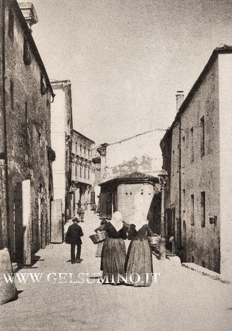 Anno 1900 circa ~ Corso dei Vestini (dal 1900 corso Umberto I) prima della costruzione dei portici Salconio a sinistra