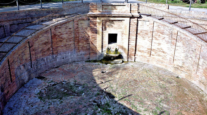 La monumentale fontana dell'Acquaventina