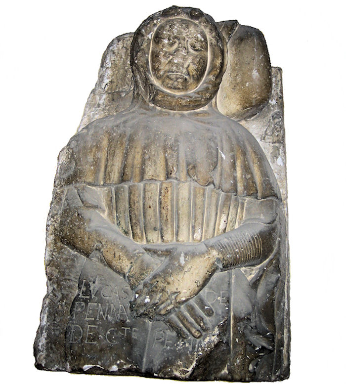 Pietra sepolcrale di Luca da Penne - Chiostro comunale