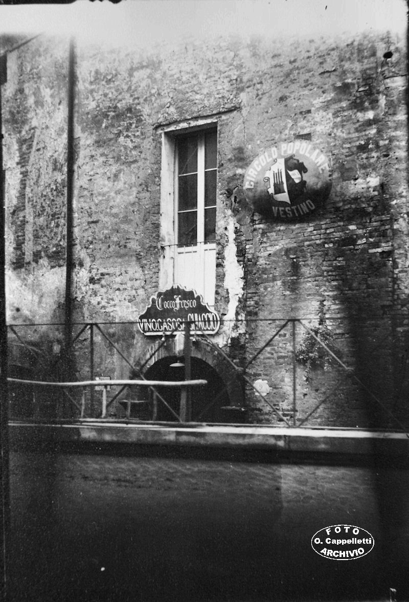 Insegna della cantina di Domenica Marrone, prima moglie di Valentino Ambrosini: Il locale era ubicato nell'allora corso dei Vestini, al civico 9, di fronte alla chiesa dell'Annunziata