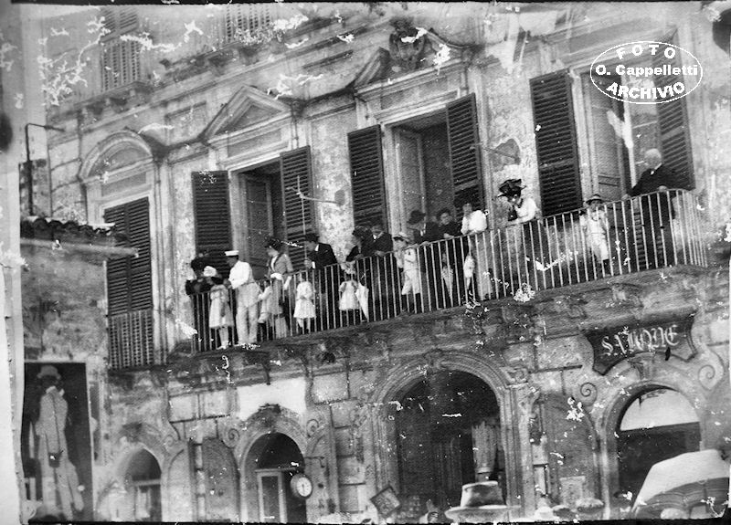 Balcone del palazzo Gaudiosi in Piazza Luca da Penne