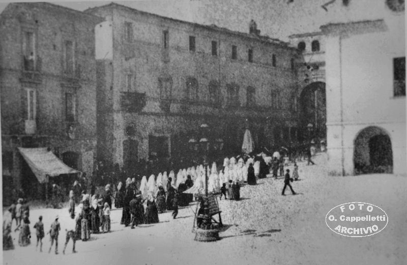 Processione in Piazza Luca da Penne