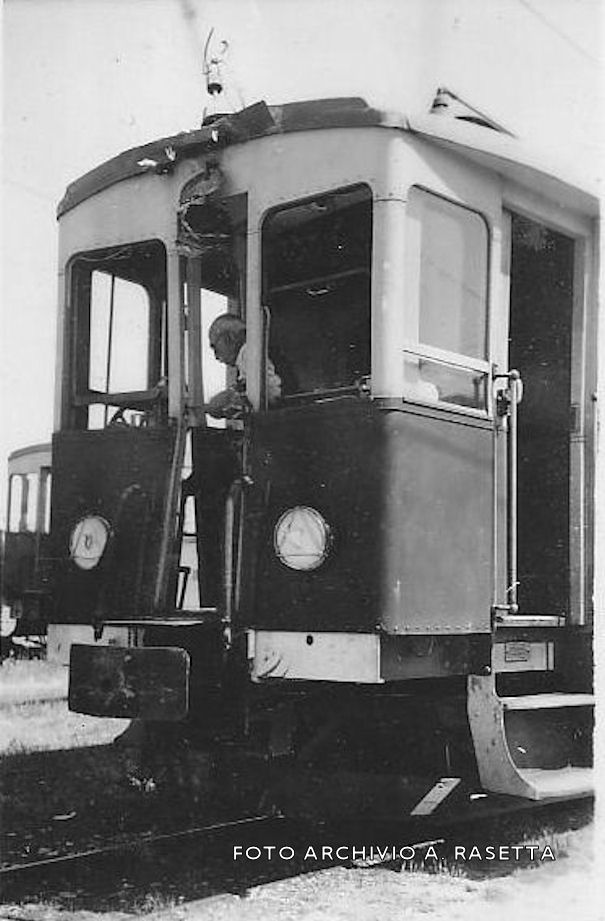 Stazione di Penne, 22 giugno 1943 - I danni al locomotore per l'urto contro il muro della rimessa