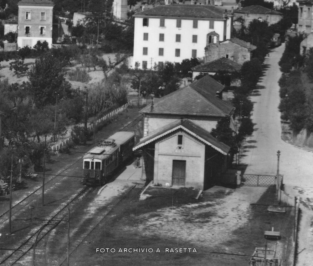 Una delle ultime partenze del trenino Penne-Pescara