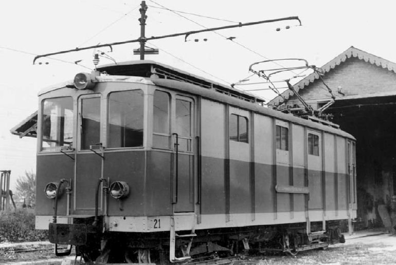 Il trenino davanti alla rimessa della stazione di Penne