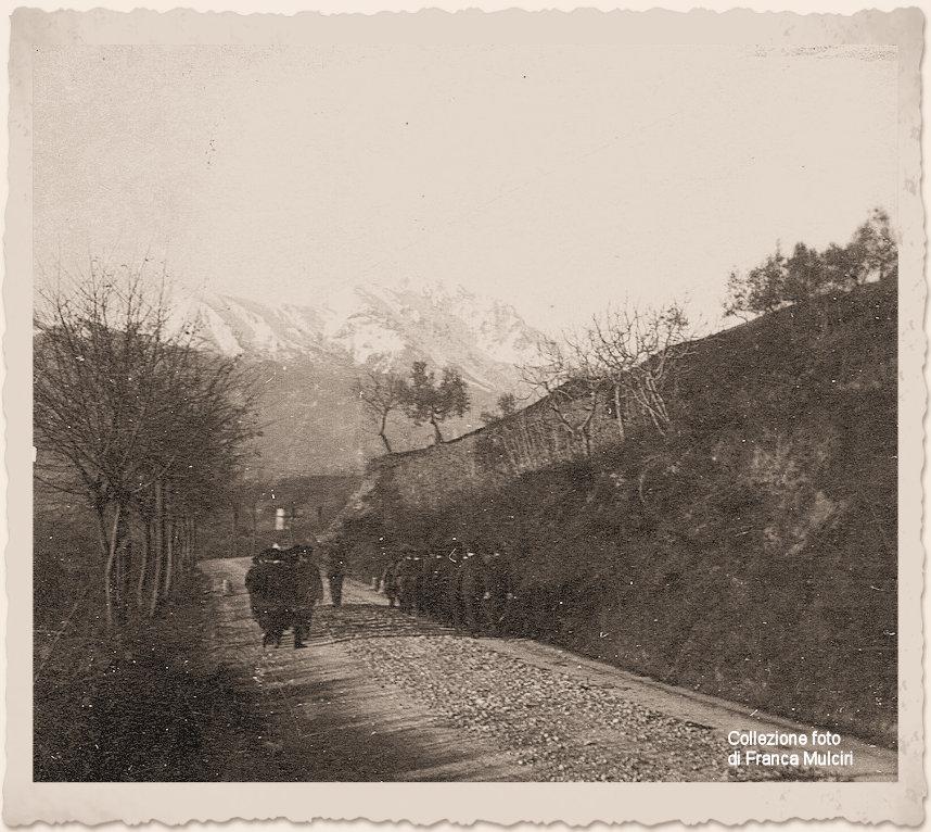 Comitiva di studenti della Scuola Tecnica di Penne in marcia sulla strada (attualmente Provinciale 52) che attraversa contrada Cappuccini, circa sulla verticale di fonte Sacioli. ~ Anno 1914
