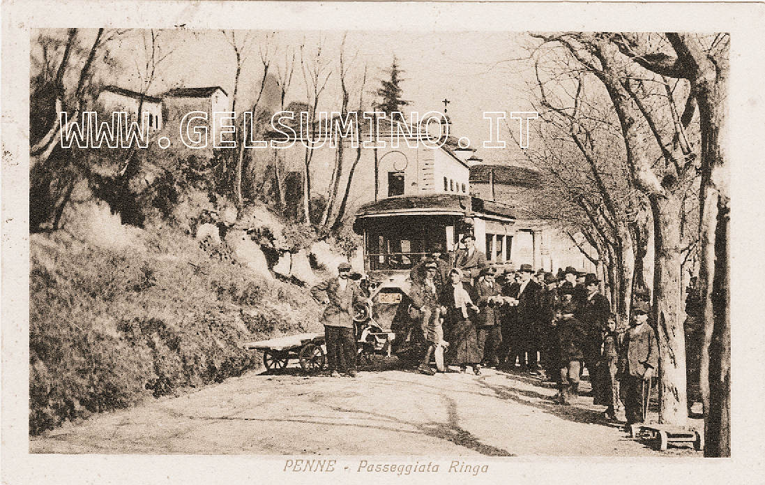 Anno 1920 circa ~ Arrivo del Postale (immatricolato nel 1913) nei pressi di porta Ringa. Cartolina spedita da Dirce Cassini in de Sterlich