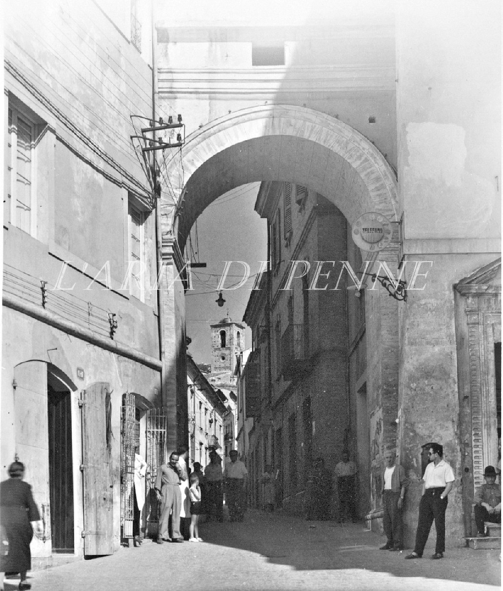 L'arco della piazza - met anni '50
