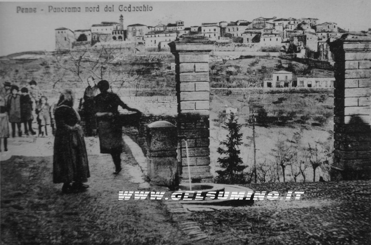 Vista dalla fontana del Codacchio o porta Sghibbio