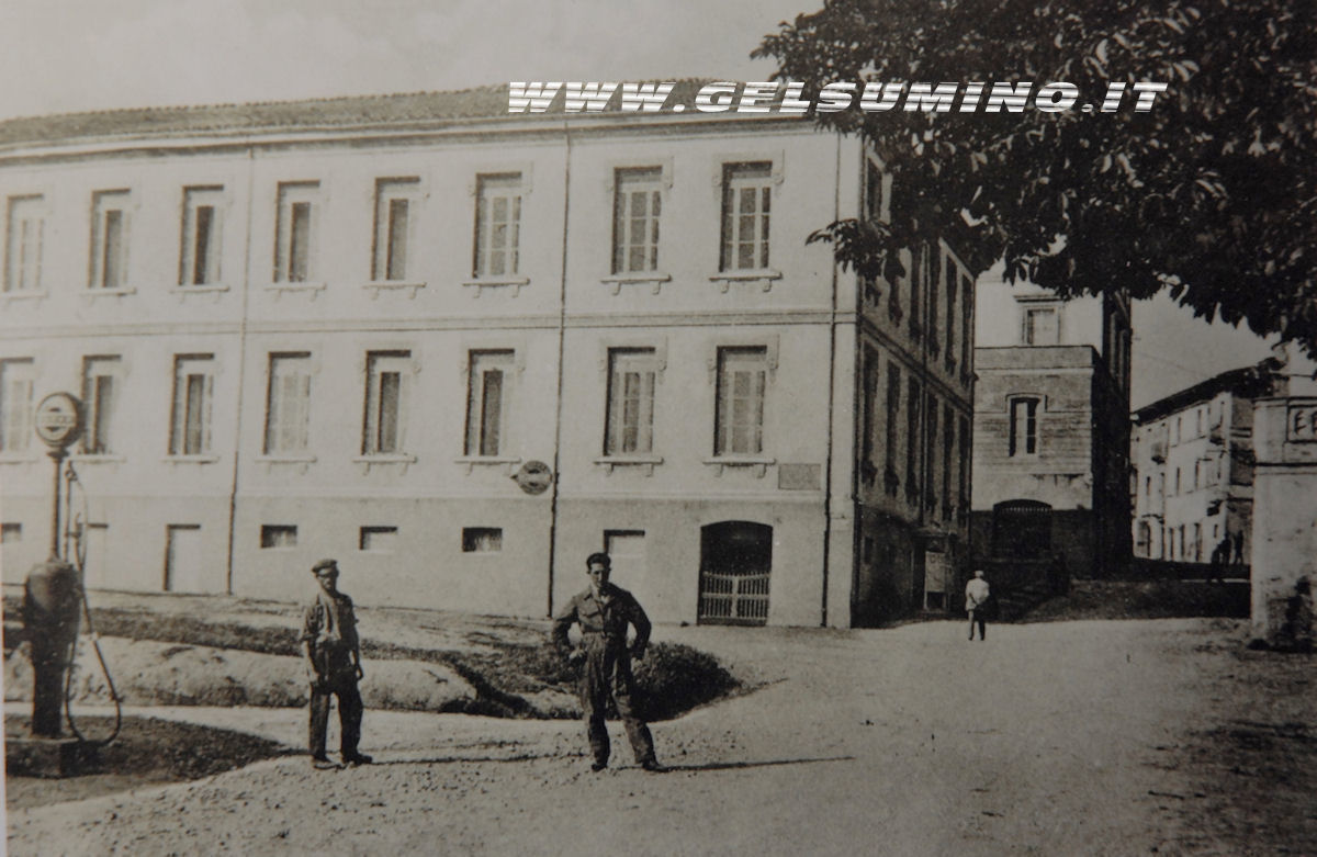 Primo distributore di carburante a Penne ubicato a sinistra imbocco attuale via Caselli ~ Distributore benzina modello T 308 della Exxonmobil (Esso) ~ Foto del 1929