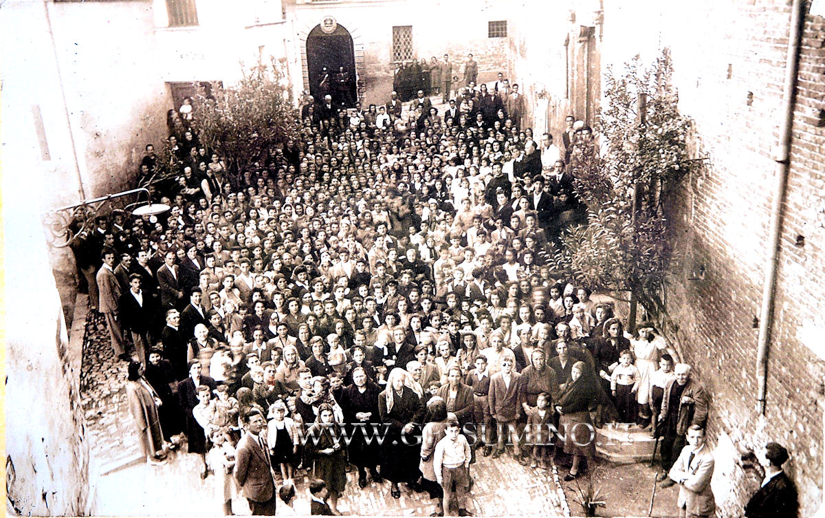 Largo San Giovanni: esposizione della statua della Madonna - anno 1950