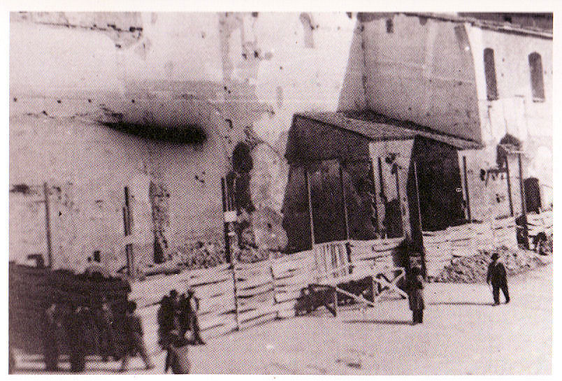 Lavori di ricostruzione della piazza