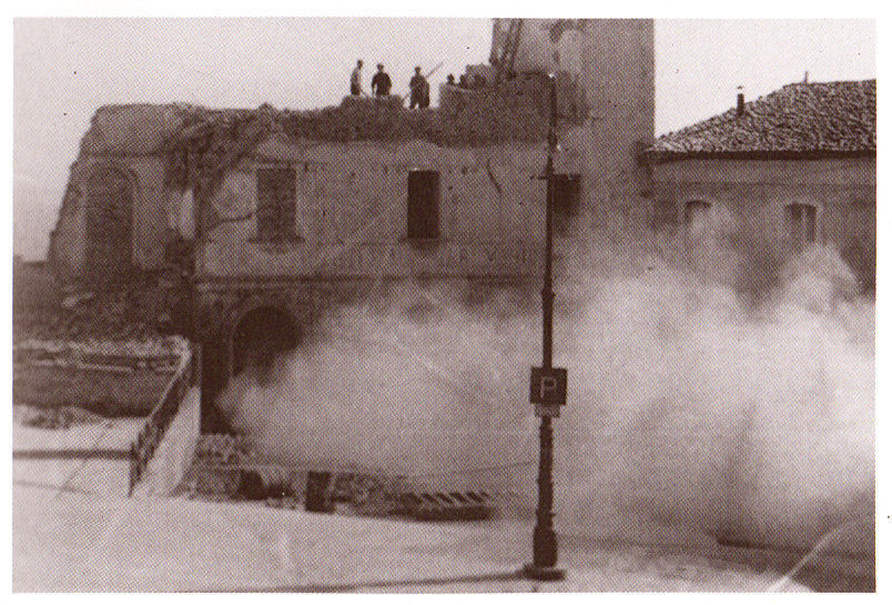 Lavori di ricostruzione della piazza