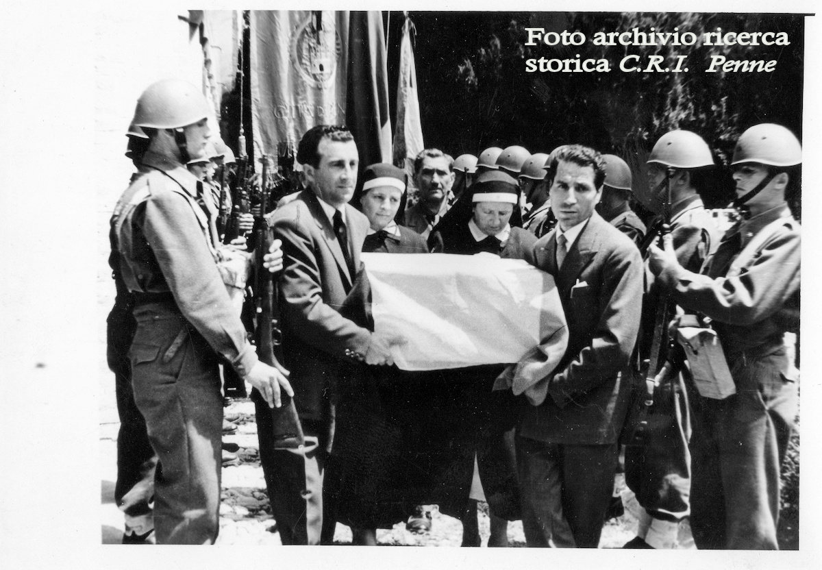Traslazione dei resti mortali di Fernando Laguardia nel cimitero di Penne - da sinistra: March. B. Castiglione, Inf. Vol. C.R.I. M. Giancola, Inf. Vol. C.R.I. E. Perrella e l'Ins. R. De Intiniis